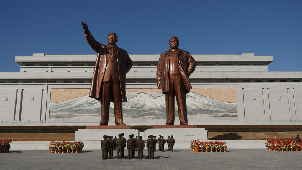 El gran monumento de la colina Mansu, en Pionyang, representando a Kim Il-sung (izquierda) y Kim Jong-il (derecha).