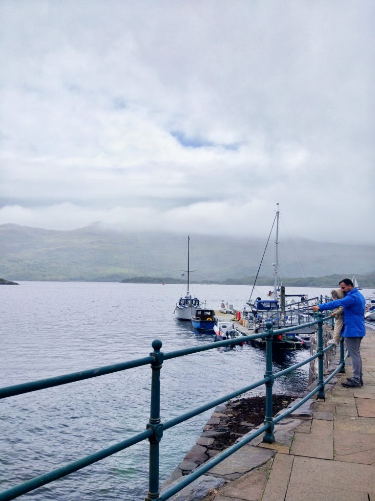 Pueblo marino de Kyle of lochalsh en Escocia